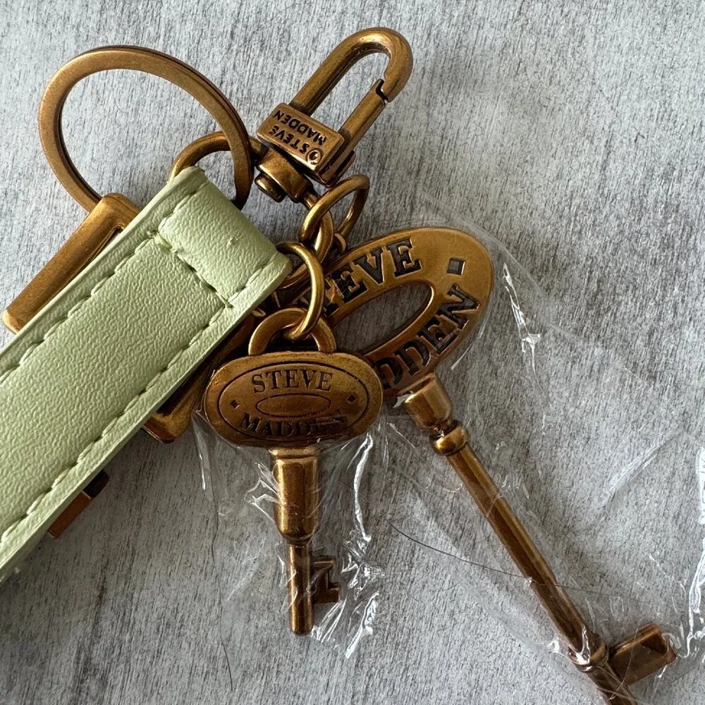 Steve Madden Green Handbag Charm Key Chain With 2 Brass Imprinted Keys